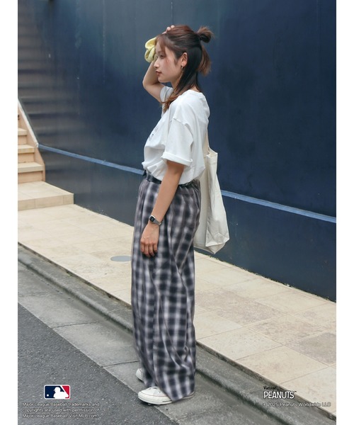 MLB（メジャーリーグベースボール）の「【MLB×PEANUTS】ロゴTee（Tシャツ/カットソー・レディース・オフホワイト/ブラウン/ネイビー・FREE）」の5枚目の写真