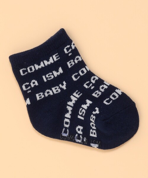 COMME CA ISM(コムサイズム)の「ロゴ総柄ソックス(ベビーシューズ/ベビーソックス・キッズ・ブラック×ホワイト/ネイビー×ホワイト/ホワイト×レッド/ホワイト×ネイビー・9-12cm)」の4枚目の写真