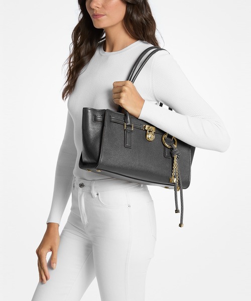 MICHAEL KORS（マイケルコース）の「HAMILTON MODERNE ショルダー トート ウィズ チャーム スモール（ショルダーバッグ・レディース・ブラック・FREE）」の2枚目の写真