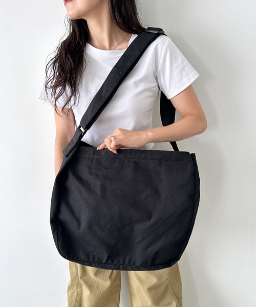 DISCUS(ディスカス)の「DISCUS/ディスカス キャンバスライク BIGショルダー/ロゴプリント/容量 約25リットル(ショルダーバッグ・レディース・ブラック/オフホワイト・FREE)」の16枚目の写真