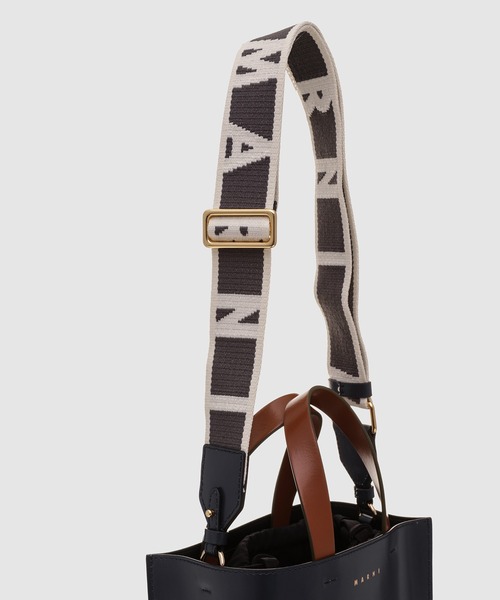 MARNI（マルニ）の「MARNI LOGO STRAP / ムゼオミニバッグ（ショルダーバッグ・レディース・カーキ系/ネイビー系・ONE SIZE）」の4枚目の写真