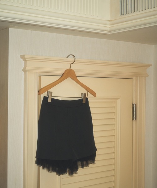 Lovilyn（ラヴィリン）の「裾チュールショートパンツ（その他パンツ・レディース・ホワイト/ブラック・SMALL/MEDIUM）」の6枚目の写真