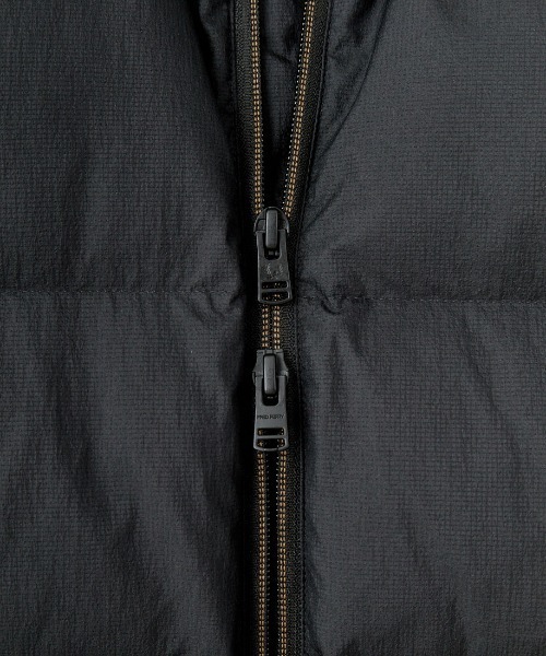 FRED PERRY（フレッドペリー）の「[FRED PERRY/フレッドペリー] ワンポイントロゴ刺繍 インサレート 中綿ベスト（ベスト・レディース・ブラック・L/M/S）」の3枚目の写真