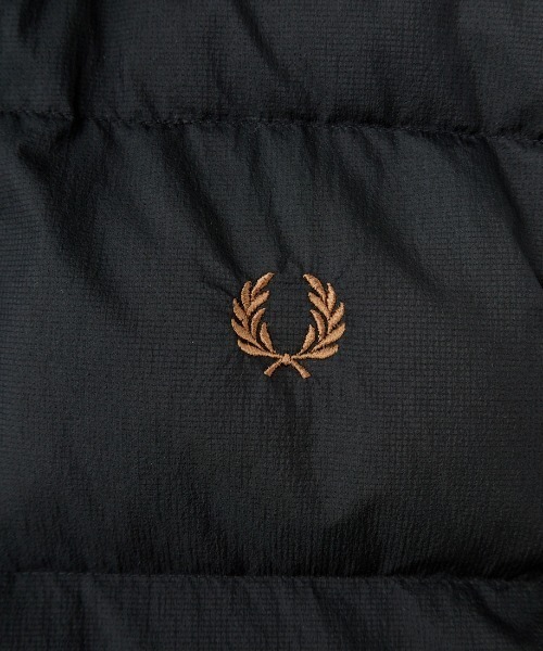 FRED PERRY（フレッドペリー）の「[FRED PERRY/フレッドペリー] ワンポイントロゴ刺繍 インサレート 中綿ベスト（ベスト・レディース・ブラック・L/M/S）」の5枚目の写真