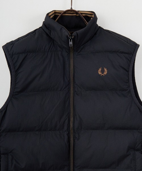 FRED PERRY（フレッドペリー）の「[FRED PERRY/フレッドペリー] ワンポイントロゴ刺繍 インサレート 中綿ベスト（ベスト・レディース・ブラック・L/M/S）」の7枚目の写真
