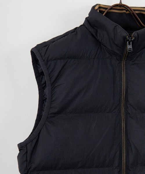 FRED PERRY（フレッドペリー）の「[FRED PERRY/フレッドペリー] ワンポイントロゴ刺繍 インサレート 中綿ベスト（ベスト・レディース・ブラック・L/M/S）」の8枚目の写真