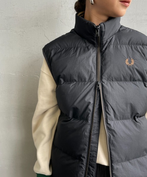 FRED PERRY（フレッドペリー）の「[FRED PERRY/フレッドペリー] ワンポイントロゴ刺繍 インサレート 中綿ベスト（ベスト・レディース・ブラック・L/M/S）」の21枚目の写真