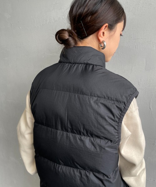 FRED PERRY（フレッドペリー）の「[FRED PERRY/フレッドペリー] ワンポイントロゴ刺繍 インサレート 中綿ベスト（ベスト・レディース・ブラック・L/M/S）」の22枚目の写真