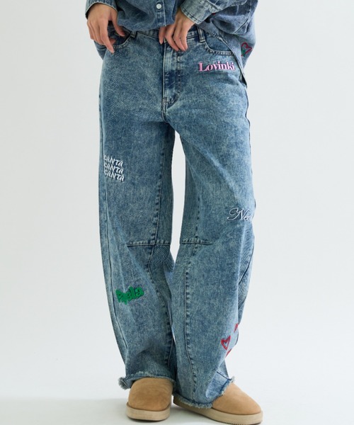 A.D.C.L.(エーディーシーエル)の「刺繍入り バレルシルエット デニムパンツ(デニムパンツ・レディース・ブルー/ネイビー・M/L)」の1枚目の写真