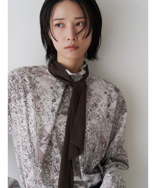 TONAL（トーナル）の「MAPモチーフボウタイハイネックブラウス（シャツ/ブラウス・レディース・ブラウン/ブラック・MEDIUM）」の3枚目の写真