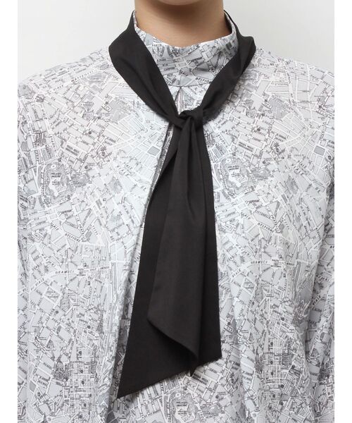 TONAL（トーナル）の「MAPモチーフボウタイハイネックブラウス（シャツ/ブラウス・レディース・ブラウン/ブラック・MEDIUM）」の8枚目の写真