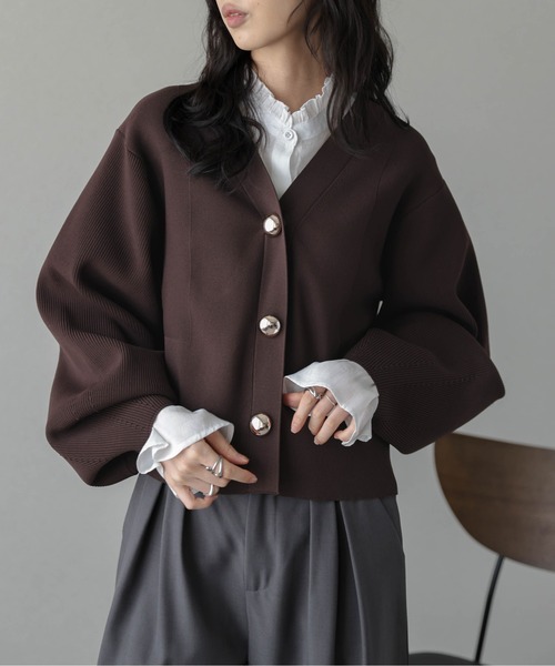 La-gemme(ラジェム)の「メッキボタンニットカーディガン(カーディガン/ボレロ・レディース・ブラック/チョコ/ベージュ/ホワイト/レッド・フリー)」の4枚目の写真
