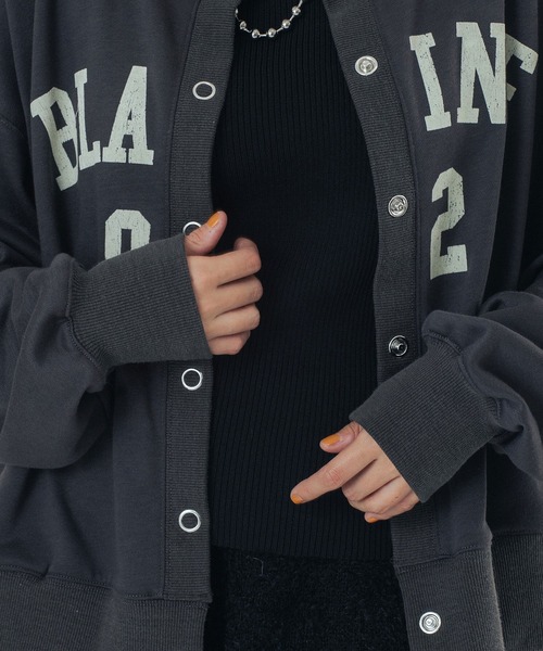 ROSE BUD（ローズバッド）の「COLLEGE LOGO SWEAT CARDIGAN（カーディガン/ボレロ・レディース・チャコールグレー/ライトグレー/オレンジ・ONE SIZE）」の6枚目の写真