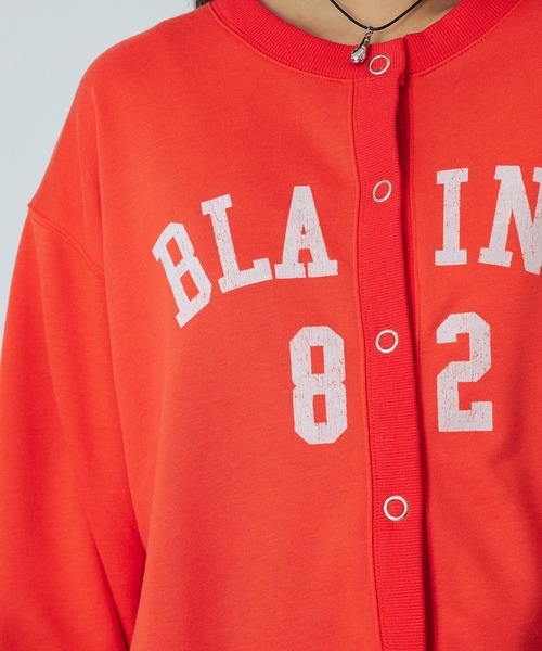 ROSE BUD（ローズバッド）の「COLLEGE LOGO SWEAT CARDIGAN（カーディガン/ボレロ・レディース・チャコールグレー/ライトグレー/オレンジ・ONE SIZE）」の19枚目の写真