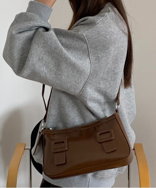 FINEnough（ファインナフ）の「ハートチャーム付きベルトバックルデザイン2WAYショルダーバッグ（ショルダーバッグ・レディース・ホワイト/ブラック/キャメル/ブラウン/レッド・FREE）」の4枚目の写真