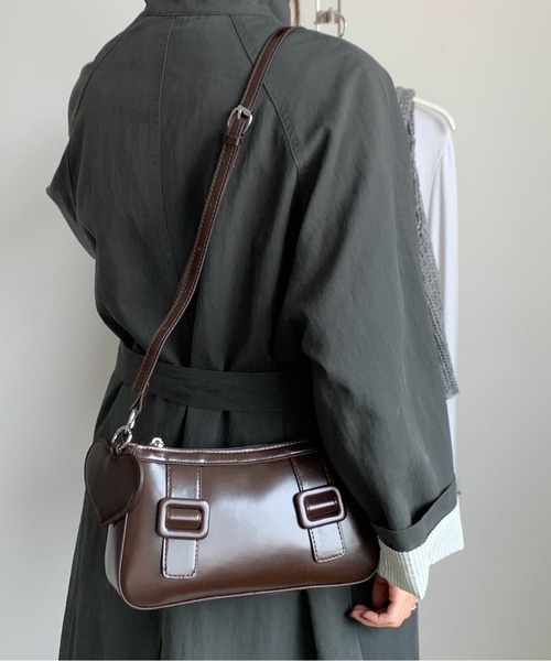 FINEnough（ファインナフ）の「ハートチャーム付きベルトバックルデザイン2WAYショルダーバッグ（ショルダーバッグ・レディース・ホワイト/ブラック/キャメル/ブラウン/レッド・FREE）」の3枚目の写真