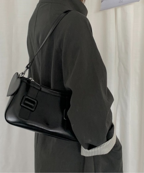 FINEnough（ファインナフ）の「ハートチャーム付きベルトバックルデザイン2WAYショルダーバッグ（ショルダーバッグ・レディース・ホワイト/ブラック/キャメル/ブラウン/レッド・FREE）」の2枚目の写真