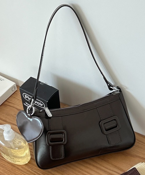 FINEnough（ファインナフ）の「ハートチャーム付きベルトバックルデザイン2WAYショルダーバッグ（ショルダーバッグ・レディース・ホワイト/ブラック/キャメル/ブラウン/レッド・FREE）」の6枚目の写真