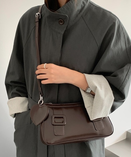 FINEnough（ファインナフ）の「ハートチャーム付きベルトバックルデザイン2WAYショルダーバッグ（ショルダーバッグ・レディース・ホワイト/ブラック/キャメル/ブラウン/レッド・FREE）」の10枚目の写真