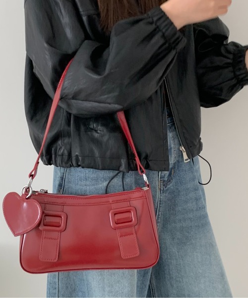 FINEnough（ファインナフ）の「ハートチャーム付きベルトバックルデザイン2WAYショルダーバッグ（ショルダーバッグ・レディース・ホワイト/ブラック/キャメル/ブラウン/レッド・FREE）」の11枚目の写真