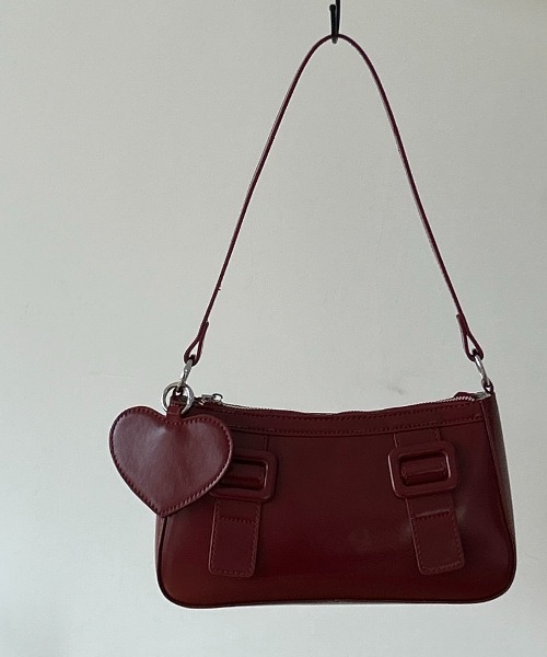 FINEnough（ファインナフ）の「ハートチャーム付きベルトバックルデザイン2WAYショルダーバッグ（ショルダーバッグ・レディース・ホワイト/ブラック/キャメル/ブラウン/レッド・FREE）」の16枚目の写真