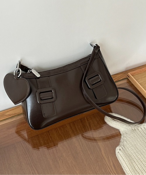 FINEnough（ファインナフ）の「ハートチャーム付きベルトバックルデザイン2WAYショルダーバッグ（ショルダーバッグ・レディース・ホワイト/ブラック/キャメル/ブラウン/レッド・FREE）」の18枚目の写真