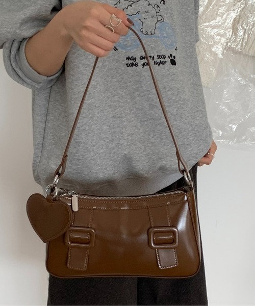 FINEnough（ファインナフ）の「ハートチャーム付きベルトバックルデザイン2WAYショルダーバッグ（ショルダーバッグ・レディース・ホワイト/ブラック/キャメル/ブラウン/レッド・FREE）」の22枚目の写真