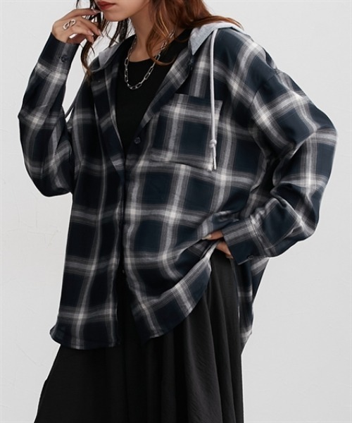 Soiunique（スワユニーク）の「ゆったりサイズフード付きチェックシャツ　［Soiunique］（シャツ/ブラウス・レディース・ブラック/ネイビー・M/L/LL）」の2枚目の写真