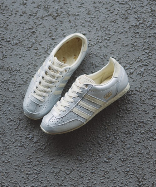 adidas(アディダス)の「JAPAN W KI8494(スニーカー・レディース・シルバー・22.5cm/23.0cm/23.5cm/24.0cm/24.5cm/25.0cm/25.5cm)」の1枚目の写真