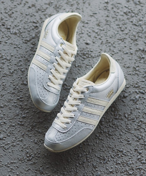 adidas(アディダス)の「JAPAN W KI8494(スニーカー・レディース・シルバー・22.5cm/23.0cm/23.5cm/24.0cm/24.5cm/25.0cm/25.5cm)」の2枚目の写真