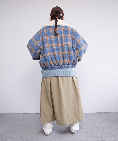 PUNYUS(プニュズ)の「ボア襟チェック柄ブルゾン(ブルゾン・レディース・ブラウン/ブルー/グリーン・1/5/4/3/2)」の6枚目の写真