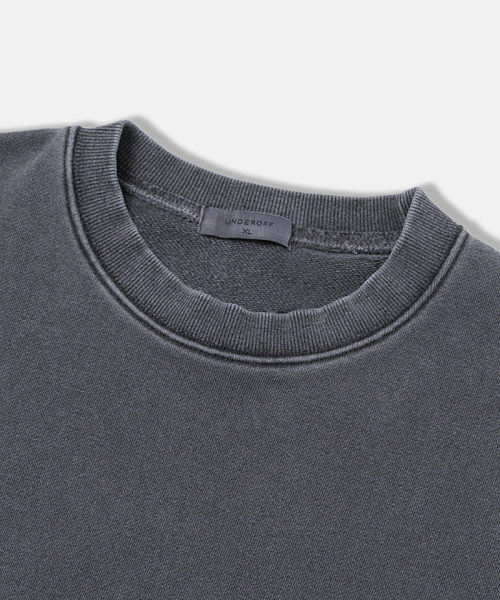 UNDEROFF(アンダーオフ)の「ピグメントオーバーサイズベーシックスウェット(スウェット・メンズ・チャコール・SMALL/MEDIUM/LARGE/X-LARGE)」の2枚目の写真