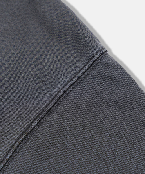 UNDEROFF(アンダーオフ)の「ピグメントオーバーサイズベーシックスウェット(スウェット・メンズ・チャコール・SMALL/MEDIUM/LARGE/X-LARGE)」の3枚目の写真