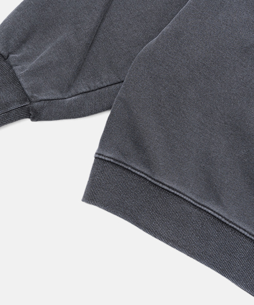 UNDEROFF(アンダーオフ)の「ピグメントオーバーサイズベーシックスウェット(スウェット・メンズ・チャコール・SMALL/MEDIUM/LARGE/X-LARGE)」の4枚目の写真