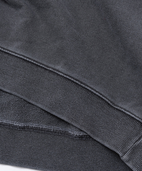 UNDEROFF(アンダーオフ)の「ピグメントオーバーサイズベーシックスウェット(スウェット・メンズ・チャコール・SMALL/MEDIUM/LARGE/X-LARGE)」の5枚目の写真