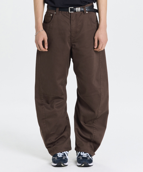 KICHUL（キチョル）の「Relax Curved Cotton Pants (Brown)（その他パンツ・メンズ・その他・MEDIUM/SMALL/LARGE）」の2枚目の写真