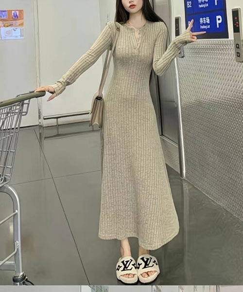 gossip!ロサンゼルス(ゴシップロサンゼルス)の「Y2Kヘンリーネック 前ボタン リブニットロングワンピース マーメイド裾 レディース 長袖 マキシ丈 3 カラー 秋冬(ワンピース・レディース・チャコールグレー/ベージュ/ブラック・FREE)」の18枚目の写真