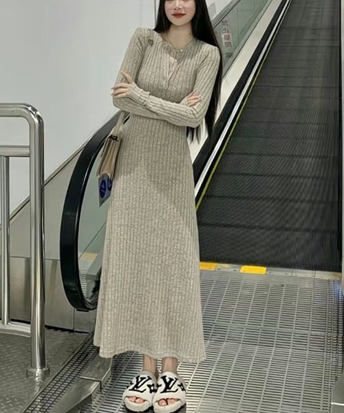 gossip!ロサンゼルス(ゴシップロサンゼルス)の「Y2Kヘンリーネック 前ボタン リブニットロングワンピース マーメイド裾 レディース 長袖 マキシ丈 3 カラー 秋冬(ワンピース・レディース・チャコールグレー/ベージュ/ブラック・FREE)」の19枚目の写真