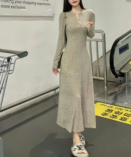 gossip!ロサンゼルス(ゴシップロサンゼルス)の「Y2Kヘンリーネック 前ボタン リブニットロングワンピース マーメイド裾 レディース 長袖 マキシ丈 3 カラー 秋冬(ワンピース・レディース・チャコールグレー/ベージュ/ブラック・FREE)」の14枚目の写真