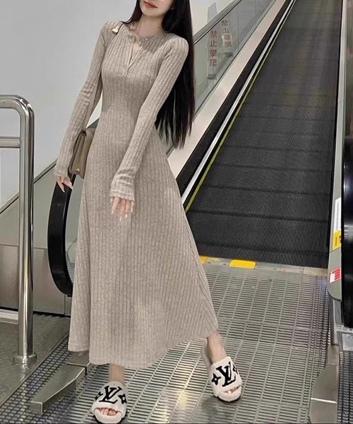 gossip!ロサンゼルス(ゴシップロサンゼルス)の「Y2Kヘンリーネック 前ボタン リブニットロングワンピース マーメイド裾 レディース 長袖 マキシ丈 3 カラー 秋冬(ワンピース・レディース・チャコールグレー/ベージュ/ブラック・FREE)」の20枚目の写真