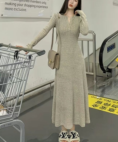gossip!ロサンゼルス(ゴシップロサンゼルス)の「Y2Kヘンリーネック 前ボタン リブニットロングワンピース マーメイド裾 レディース 長袖 マキシ丈 3 カラー 秋冬(ワンピース・レディース・チャコールグレー/ベージュ/ブラック・FREE)」の21枚目の写真