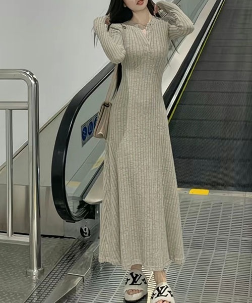 gossip!ロサンゼルス(ゴシップロサンゼルス)の「Y2Kヘンリーネック 前ボタン リブニットロングワンピース マーメイド裾 レディース 長袖 マキシ丈 3 カラー 秋冬(ワンピース・レディース・チャコールグレー/ベージュ/ブラック・FREE)」の22枚目の写真