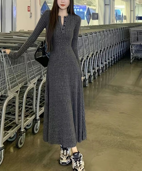 gossip!ロサンゼルス(ゴシップロサンゼルス)の「Y2Kヘンリーネック 前ボタン リブニットロングワンピース マーメイド裾 レディース 長袖 マキシ丈 3 カラー 秋冬(ワンピース・レディース・チャコールグレー/ベージュ/ブラック・FREE)」の7枚目の写真