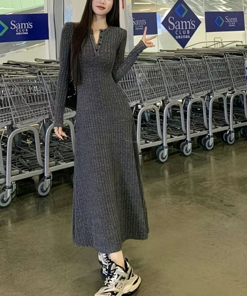 gossip!ロサンゼルス(ゴシップロサンゼルス)の「Y2Kヘンリーネック 前ボタン リブニットロングワンピース マーメイド裾 レディース 長袖 マキシ丈 3 カラー 秋冬(ワンピース・レディース・チャコールグレー/ベージュ/ブラック・FREE)」の5枚目の写真