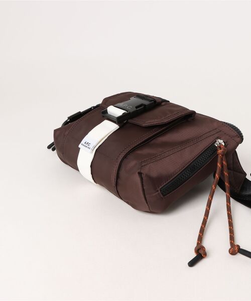A.P.C.(アーペーセー)の「BANANE TREK(ボディバッグ/ウエストポーチ・メンズ・ブラウン系その他・ONESIZE)」の3枚目の写真