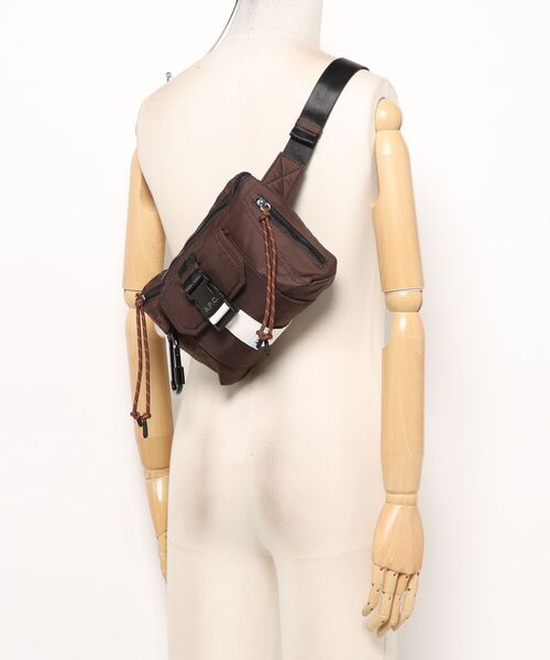 A.P.C.(アーペーセー)の「BANANE TREK(ボディバッグ/ウエストポーチ・メンズ・ブラウン系その他・ONESIZE)」の5枚目の写真