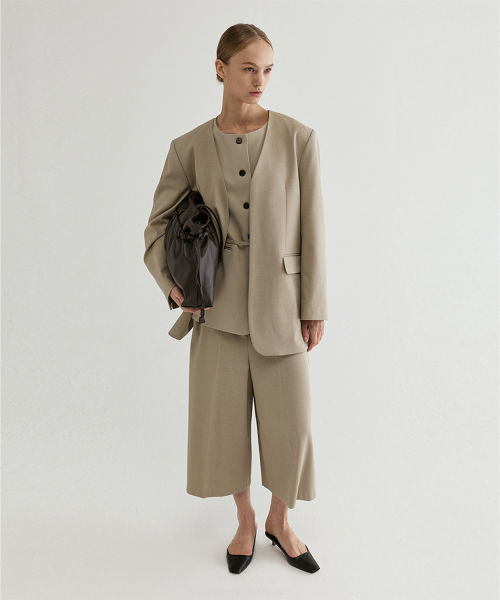 FROMWHERE（フロムウェア）の「Collarless Tailored Jacket Beige（テーラードジャケット・レディース・その他・FREE）」の2枚目の写真