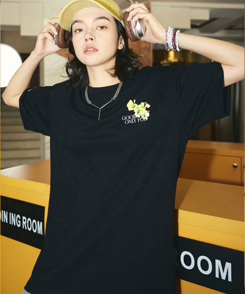 CORALIAN（コラリアン）の「フラワーグラフィックコットンTシャツブラック（Tシャツ/カットソー・レディース・その他・S/M/L/2XL/XL/4XL/XS/3XL）」の2枚目の写真