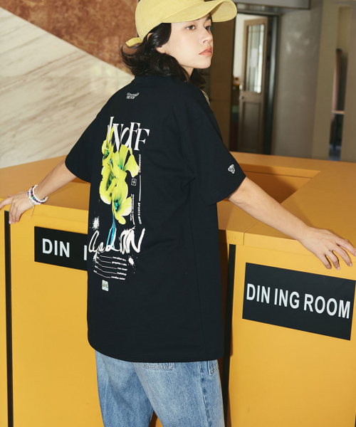 CORALIAN（コラリアン）の「フラワーグラフィックコットンTシャツブラック（Tシャツ/カットソー・レディース・その他・S/M/L/2XL/XL/4XL/XS/3XL）」の3枚目の写真