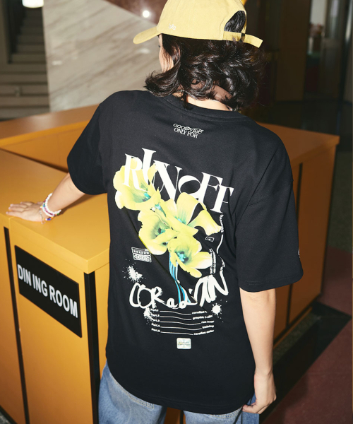 CORALIAN（コラリアン）の「フラワーグラフィックコットンTシャツブラック（Tシャツ/カットソー・レディース・その他・S/M/L/2XL/XL/4XL/XS/3XL）」の5枚目の写真
